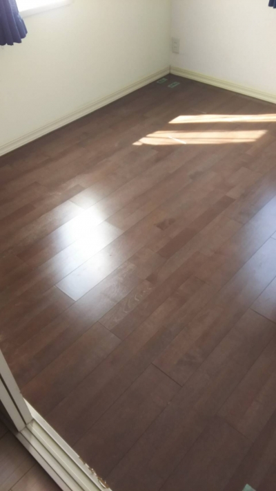 加工したフローリング材に番号を付け、番号順にフローリングを張っていきます。