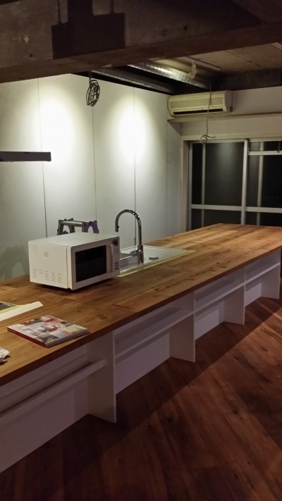 既存の使用していたキッチンを一部解体・利用し古材でリフォーム（造作）しました！