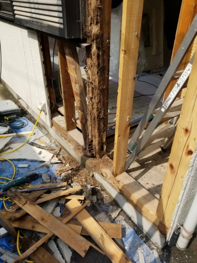 シロアリ被害による、柱・土台補修、補強
